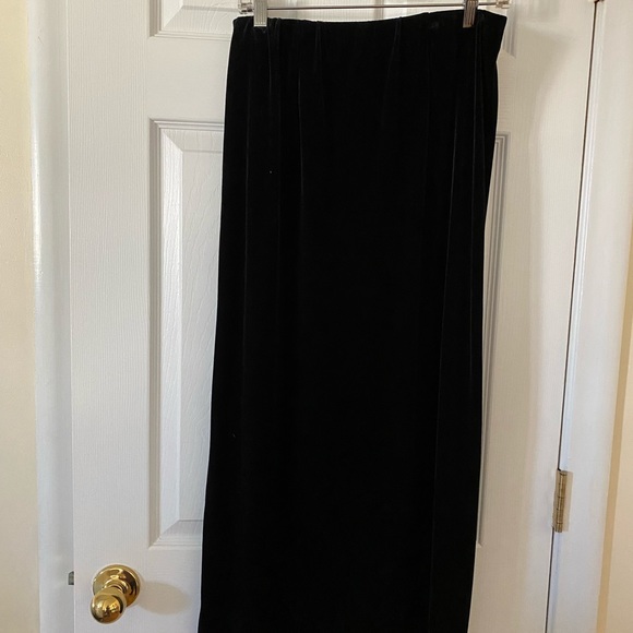 Black Velvet Skirt. - Picture 3 of 6